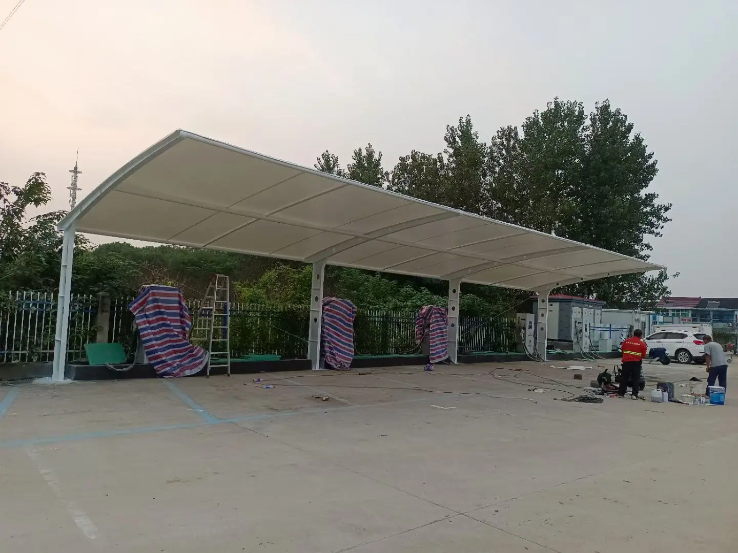 贵州罗甸膜结构工程科普：山地多雨强紫外线环境，停车棚选材别只看低价